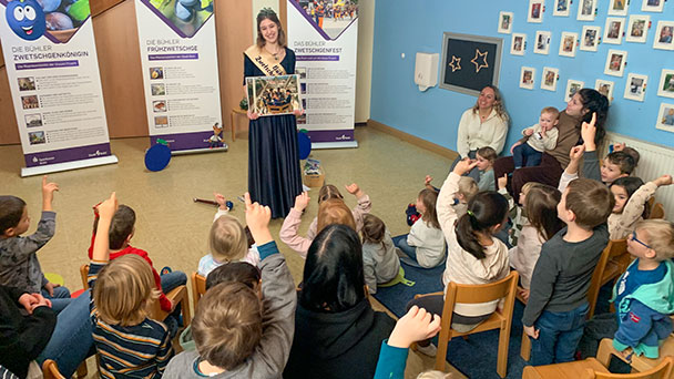 In Bühl ist die Monarchie noch in Ordnung – Zwetschgenkönigin in königlicher Robe mit Krone, Schärpe und Zepter