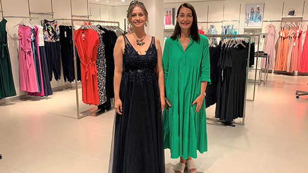 Der Königin neue Kleider – Zwetschgenkönigin Alexandra in Bühl neu eingekleidet Der Königin neue Kleider – Zwetschgenkönigin Alexandra in Bühl neu eingekleidet