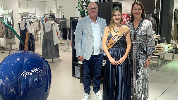 Die neuen Kleider der Königin – Zwetschgenkönigin Luisa in Bühl eingekleidet