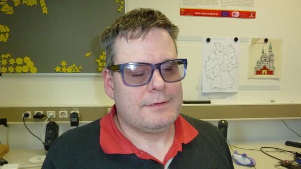 Blinder Autor Gerhard Jaworek liest in Buchhandlung Max und Moritz – „Ohne je einen Stern gesehen zu haben“