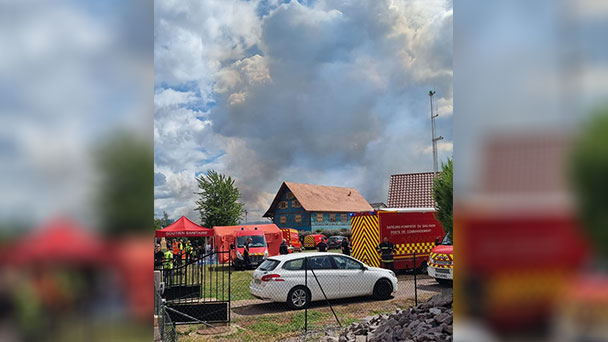 Großbrand im Elsass – Giftige Rauchwolke – Warnung: Auch in Baden-Baden Fenster und Türen geschlossen halten Großbrand im Elsass – Giftige Rauchwolke – Warnung: Auch in Baden-Baden Fenster und Türen geschlossen halten