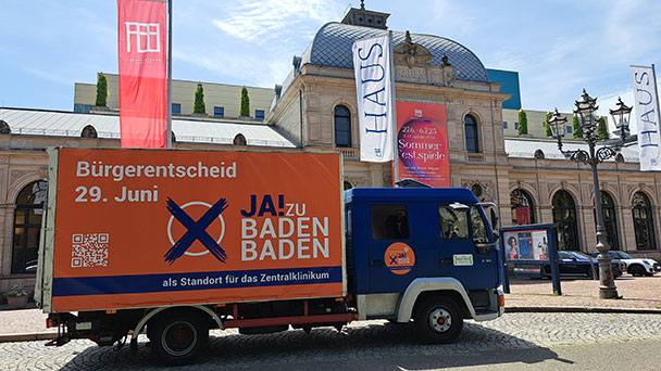 Erfinderischer Bürger – „Ja zu Baden-Baden“-Lastwagen vor dem Festspielhaus 