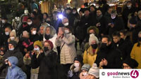 Bei Christkindelsmarkt-Eröffnung: Ohne Maske mit einem Becher Glühwein in der Hand – Sozialministerium nimmt dazu Stellung