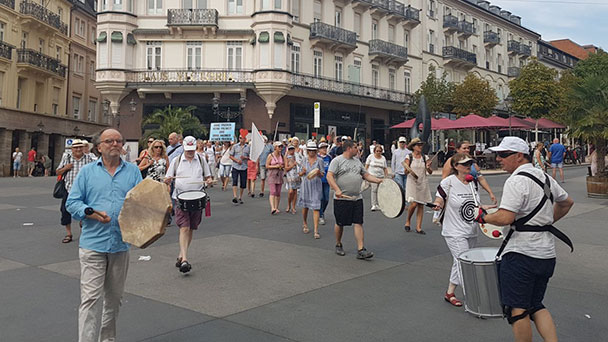 Dauer-Mahnwache vor SWR in Baden-Baden – Protest der Partei dieBasis jeden Donnerstag 12 bis 13 Uhr
