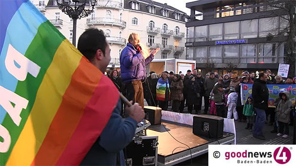 Demo auf Baden-Badener Augustaplatz - Gegen "Sterben im Mittelmeer" - Rita Hampp und Werner Henn: "Bringen Sie bunte Fahnen oder Rettungswesten mit"