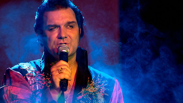 Bester deutscher Elvis singt in Gaggenau - Eric Prinzinger & Band auf der klag-Bühne