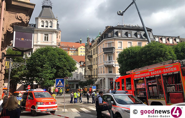 Feuer am Baden-Badener Sonnenplatz – Dachstuhlbrand in Wohn- und Bürogebäude – Sieben Personen unversehrt – Weiträumige Absperrungen