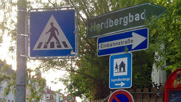 Stadtrat Werner Schmoll spottet über untätige OB Mergen – „Park-Chaos auf Schwimmbad-Buckel kommt so überraschend wie der Heilige Abend“ – Und noch ein Seitenhieb auf „Fridays for Future“