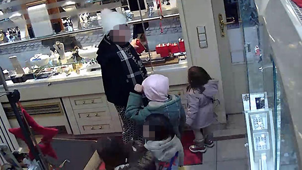 Gruppe mit Frau und Kindern auf Beutezug in Baden-Baden – Nach Diebestour bei Juwelier an mehreren Orten gesichtet 