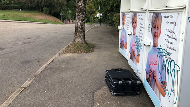Ein Koffer in Baden-Baden – Müllentsorgung mitten in der Stadt
