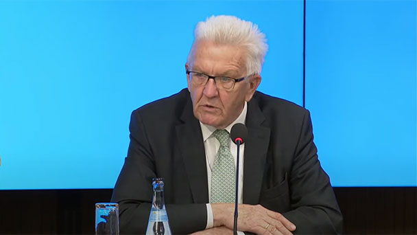 Winfried Kretschmann mit klarem Bekenntnis – „Verbrennen von Israel-Fahnen fällt nicht unter die Meinungsfreiheit – „Existenzrecht des Staates Israel gehört zur Staatsraison der Bundesrepublik Deutschland“