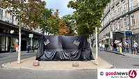 OB Späth enthüllt um 18 Uhr Kunstwerk am Baden-Badener Leopoldsplatz – Wer ungeduldig ist, kann es jetzt schon sehen…
