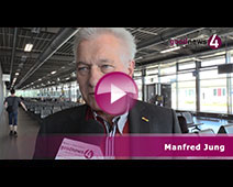 FKB-Chef Manfred Jung präsentiert Millionengewinn