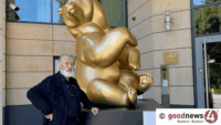 Fantastischer Künstler Michel Bassompierre in Baden-Baden – Ein goldener Bär vor dem Hotel Maison Messmer – goodnews4-Interview mit dem Künstler