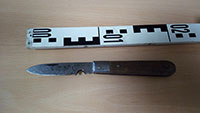 Heimtückischer Anschlag auf Kinderspielplatz -  Messerklinge an Kinderschaukel nach oben zeigend angebracht 