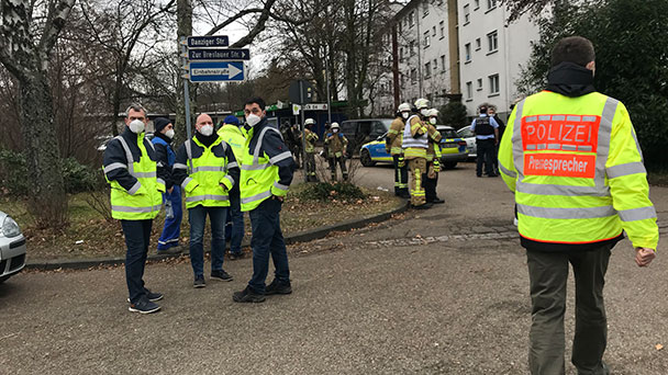 "Explosion angekündigt" – Verkehr in Baden-Oos eingeschränkt – Gebäude weiträumig umstellt "Explosion angekündigt" – Verkehr in Baden-Oos eingeschränkt – Gebäude weiträumig umstellt