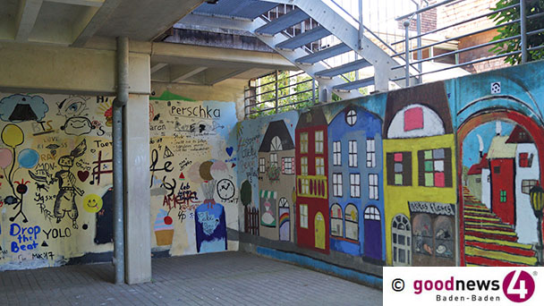 Fünftklässler in blauen RWG-Mützen führen durch die Schule – Tag der offenen Tür am Richard-Wagner-Gymnasium