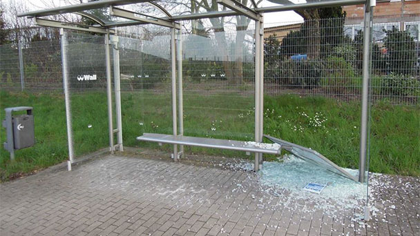 Vandalismus im Rebland - Stadtrat Seifermann fordert Blechplatte statt Glasscheibe Vandalismus im Rebland - Stadtrat Seifermann fordert Blechplatte statt Glasscheibe