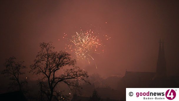 Feuerwerk in der Innenstadt – Gegenüber der Stadtverwaltung Baden-Baden angezeigt