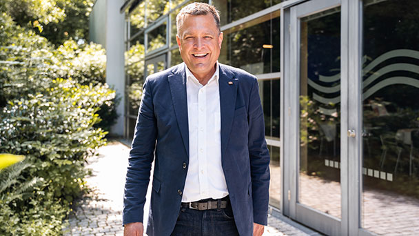 „Wer nicht im Chatbot stattfindet, findet bald nicht mehr statt“ – „Warum Unternehmen jetzt auf GEO achten müssen“ – Gastkommentar von Thomas Bippes