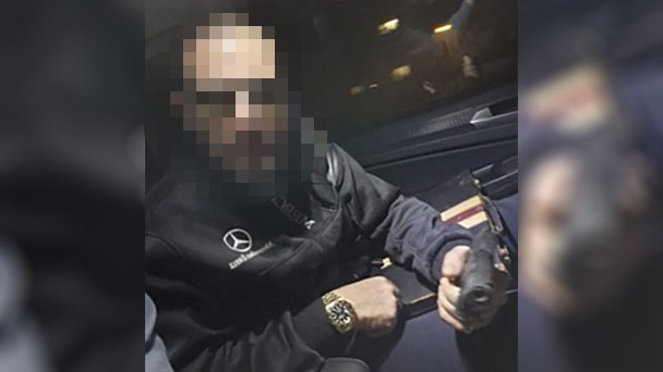 Überfall auf Taxifahrer in Baden-Baden – Taxifahrer gelingt Foto von mutmaßlichem Täter und Waffe 
