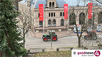 Protestzug am Waldseeplatz in Baden-Baden gestartet – Traktoren vor dem Festspielhaus