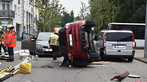 Sperrung in Rheinstraße nach Unfall – Auto überschlagen