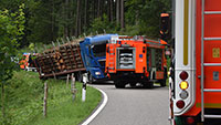 Langholz-Sattelzug bei der Roten Lache verunglückt – Baden-Badener Feuerwehr vor Ort 