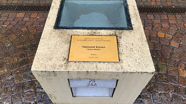 „Desolater Zustand“ vor Festspielhaus Baden-Baden – Stadtrat Werner Schmoll: „Ein Affront gegenüber den auf den Plaketten verewigten Stiftern“